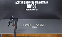 Dupla é presa por tráfico após entregar drogas com patinete elétrico