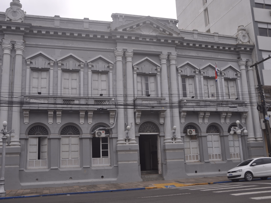 Prefeitura envia à Câmara PLs para assegurar pagamento do 13º salário