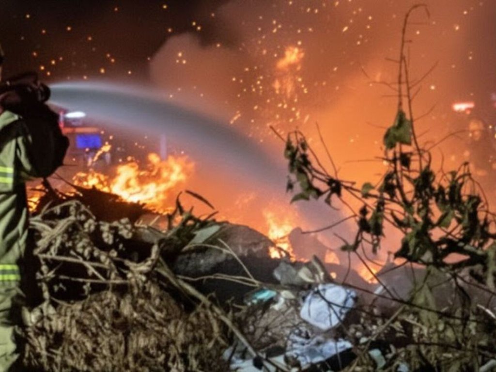 Fogo atinge área com resíduos às margens da BR-472