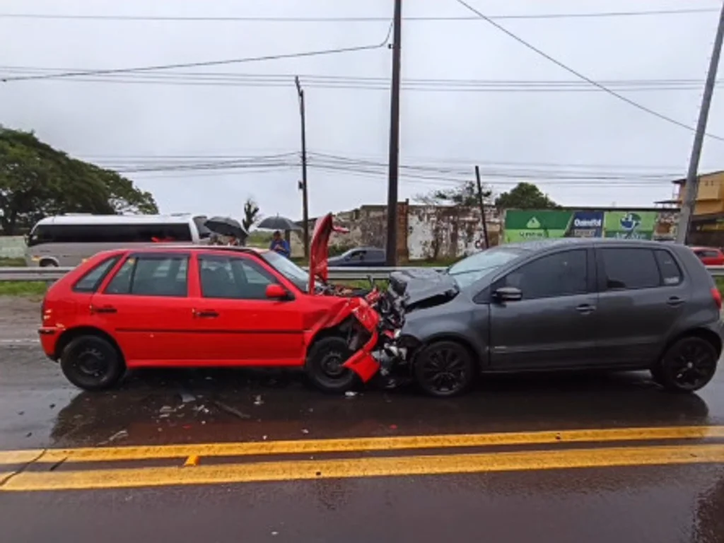 Colisão frontal deixa três feridos na entrada da cidade