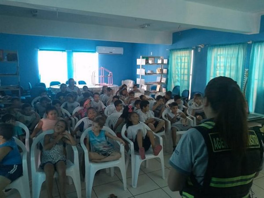 Agentes de trânsito realizam trabalho educativo em escola