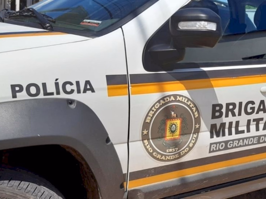 Homem é preso por atirar objetos em viatura da BM