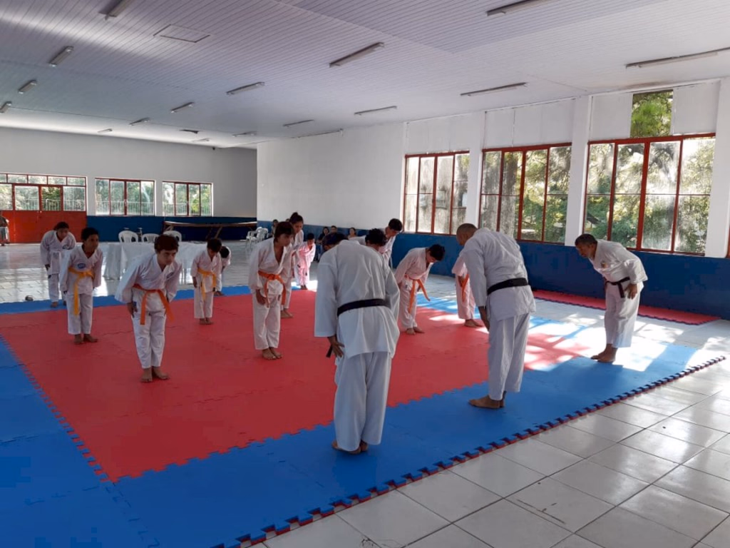 Doze atletas de karatê realizam exame de troca de faixas