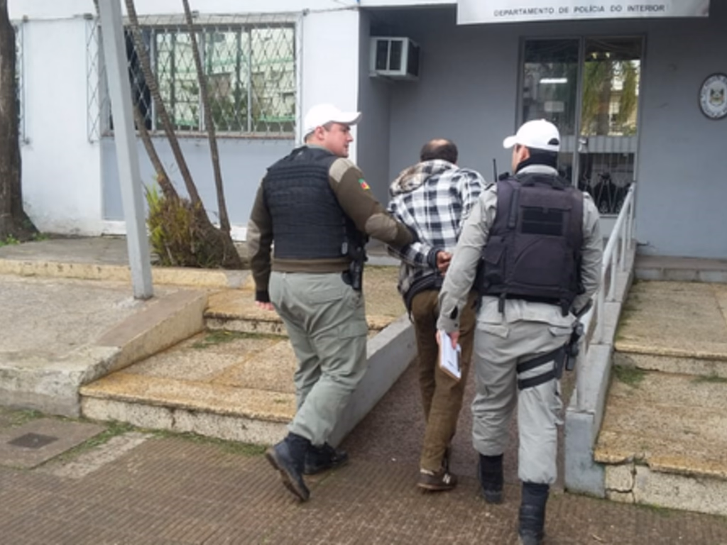 Homem esfaqueia jovem em assalto