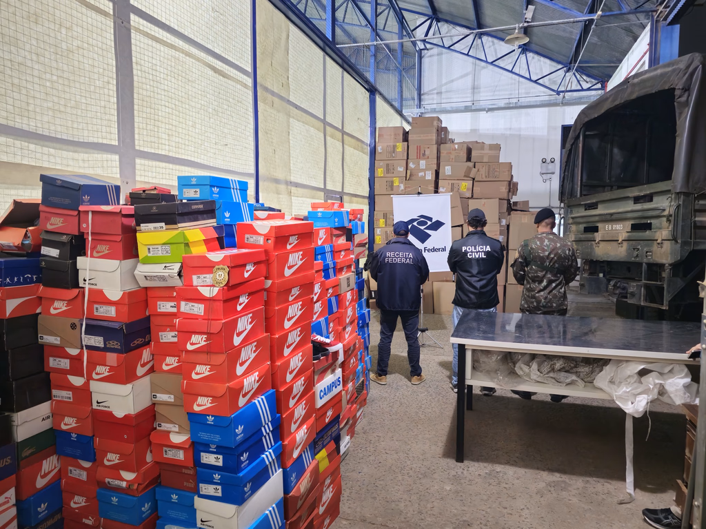 Polícia apreende 4,5 toneladas de tênis falsificados