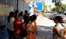 População faz fila para entrar na Caixa