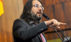 Deputado procurador judicializa a política para garantir aumento salarial