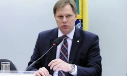 Proposta do Hospital Federal  é entregue ao ministro Pimenta