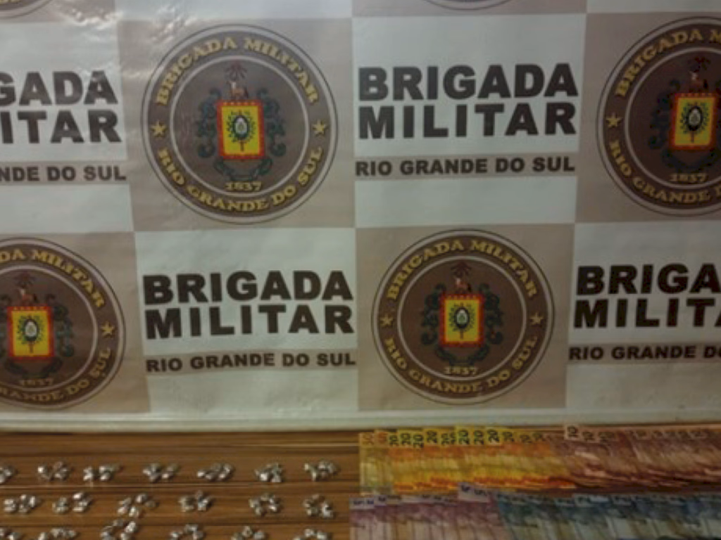 Mulher é presa com mais de 100 papelotes de cocaína