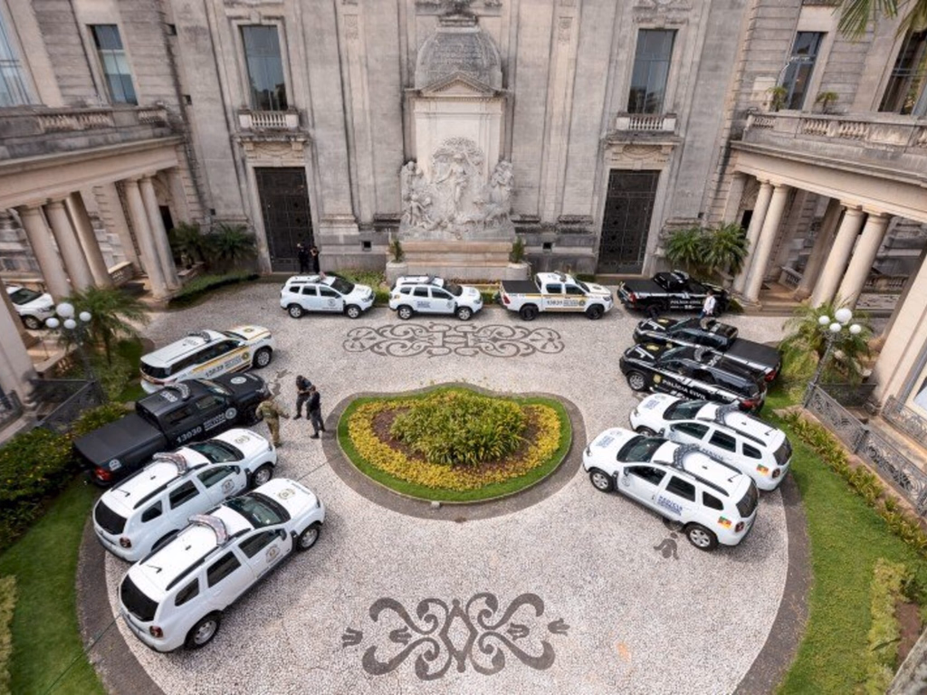 Governo entrega novas viaturas e armamento