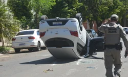 Condutora sofre mal súbito e capota carro no centro de Uruguaiana