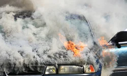 Veículo incendeia durante a madrugada
