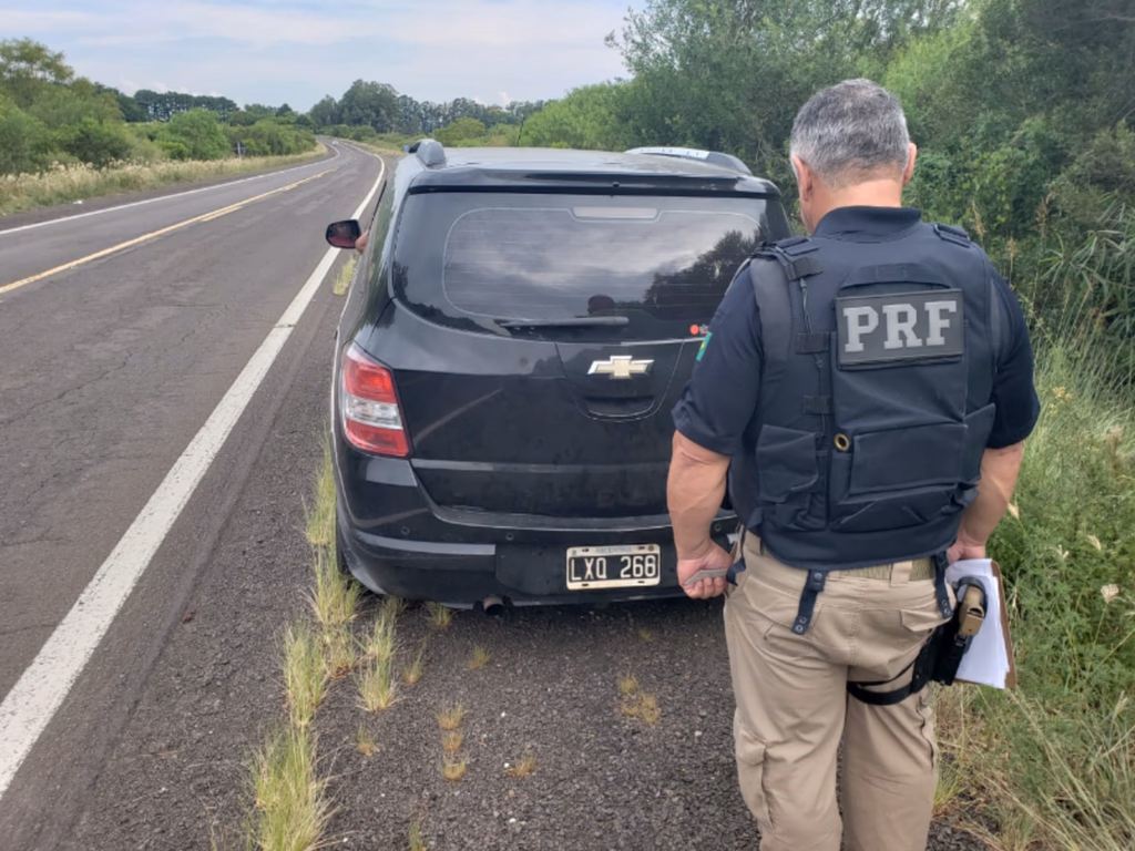 PRF prende argentino em flagrante por adulterar placa de veículo