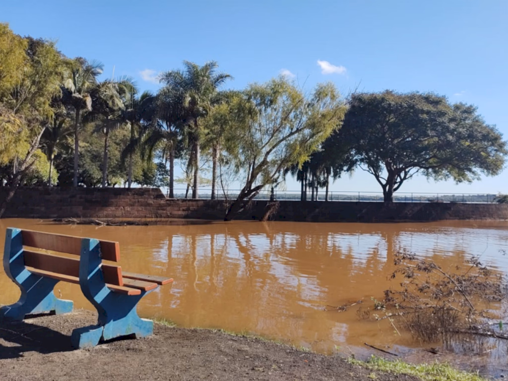 Mais de 40 pessoas já foram retiradas de casa