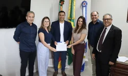 AL homenageia ex-governador Olívio Dutra