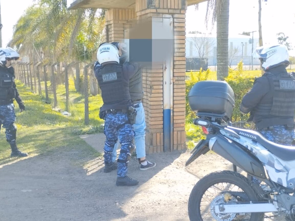 Guardas municipais cumprem mandado de prisão