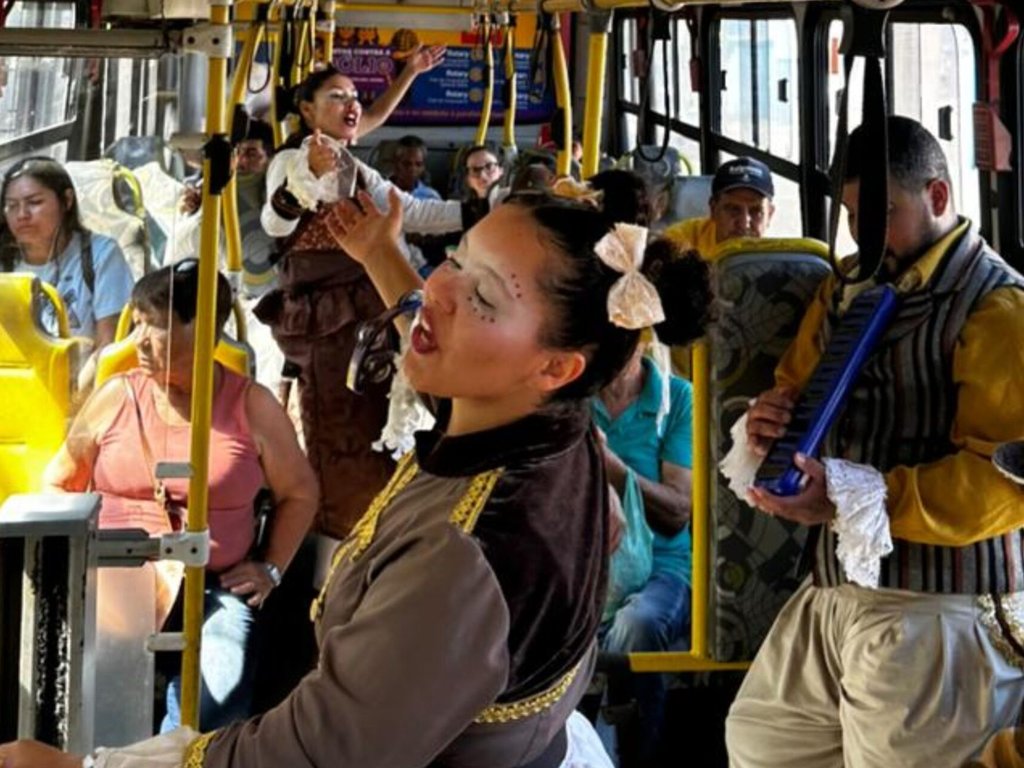 Caravana da Alegria transforma ônibus urbanos em palco cultural 