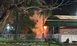 Trio de vândalos ateia fogo na Praça do Barão