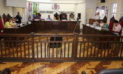 Líder do governo debate sequestros judiciais em reunião com Prefeito