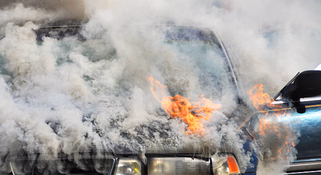 Veículo incendeia durante a madrugada