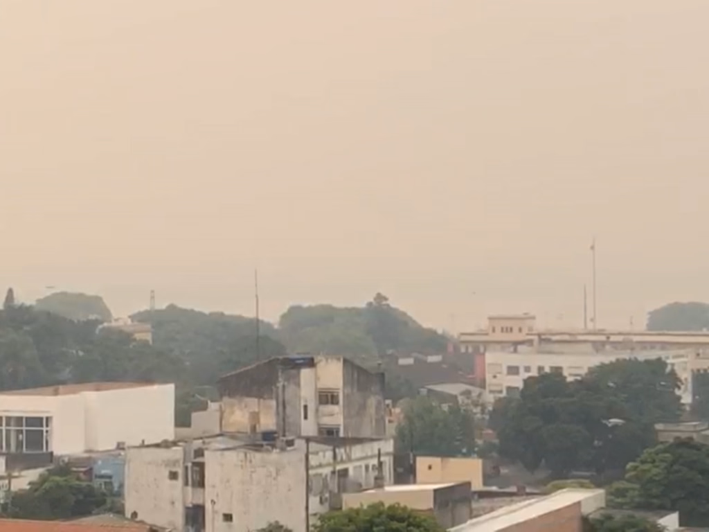 Fumaça vinda da Argentina toma o céu de Uruguaiana