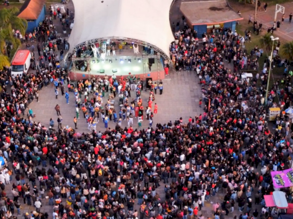 Primeiro Grito de Carnaval reúne multidão no Parcão
