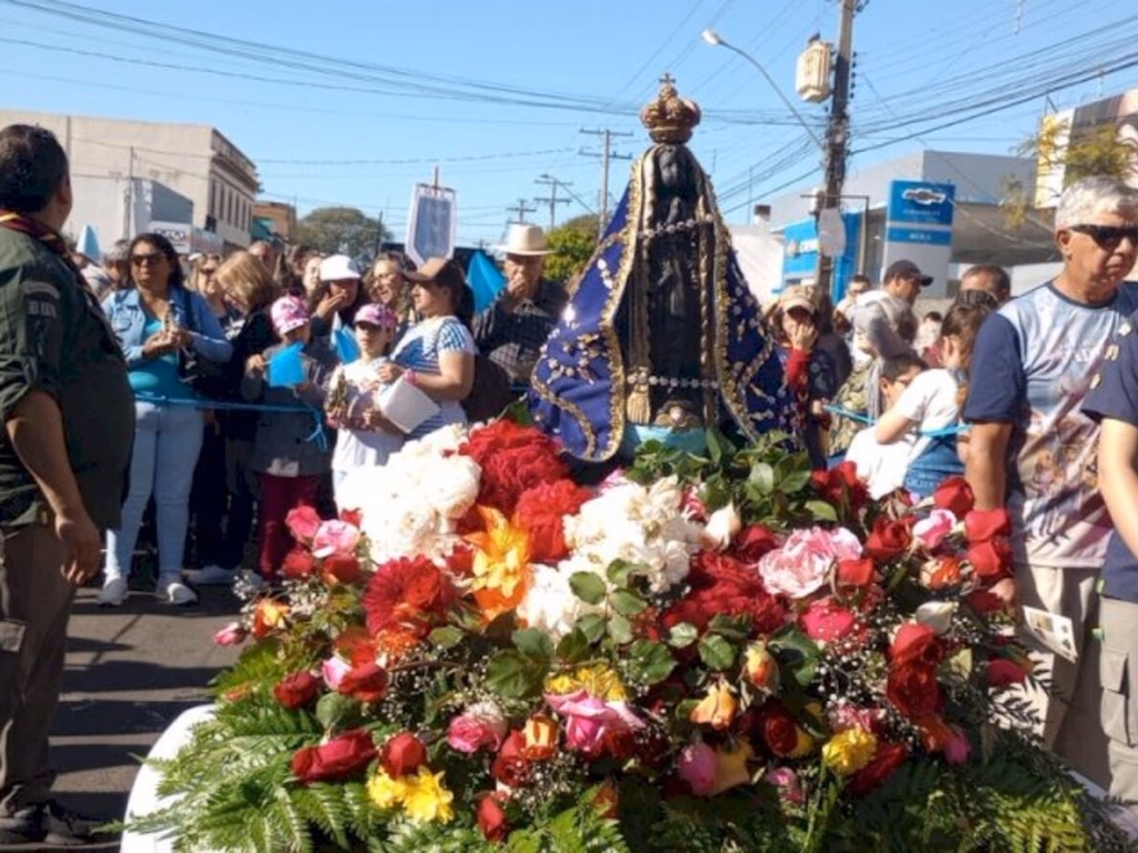Procissão de Nossa Senhora Aparecida atrai milhares de fiéis