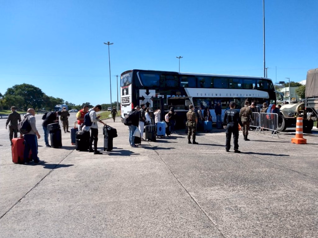 Mais 83 brasileiros chegam da Argentina