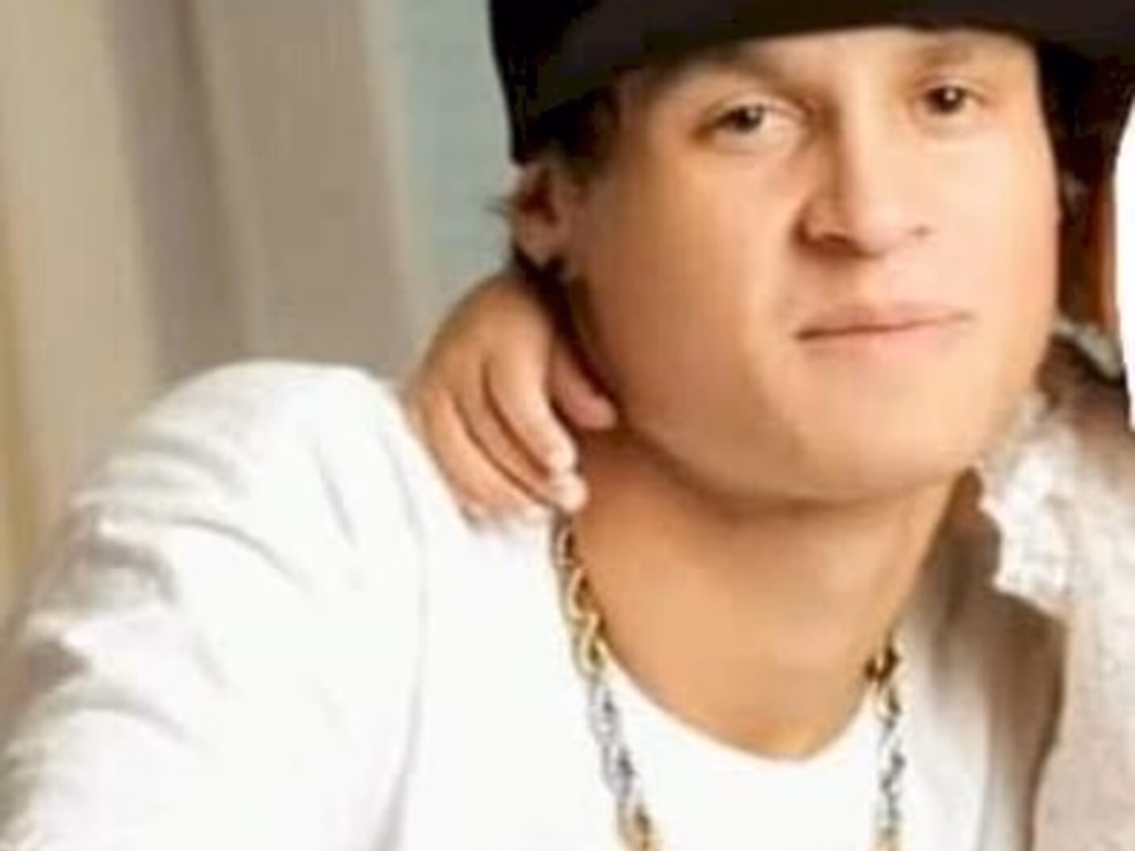 Homem é morto a tiros na frente de casa