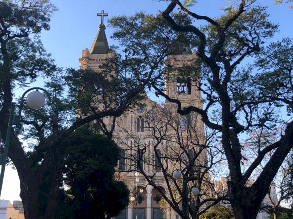 Argentino é apedrejado na Praça