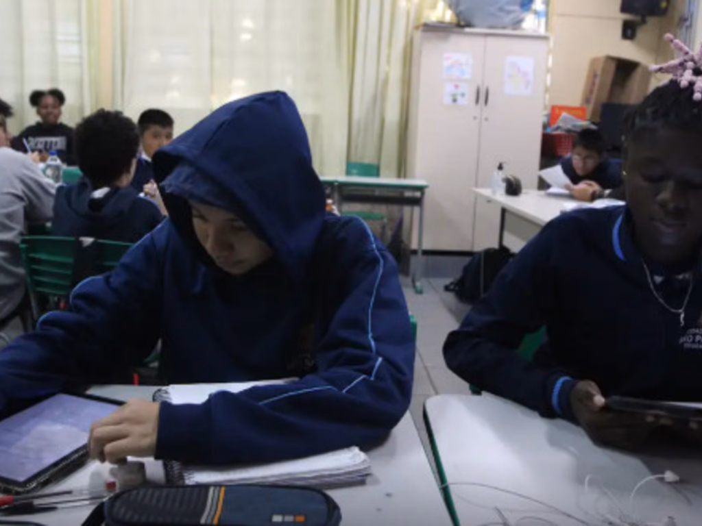 Uso de IA em escolas do Brasil supera média internacional