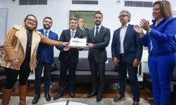 Proposta do Hospital Federal  é entregue ao ministro Pimenta