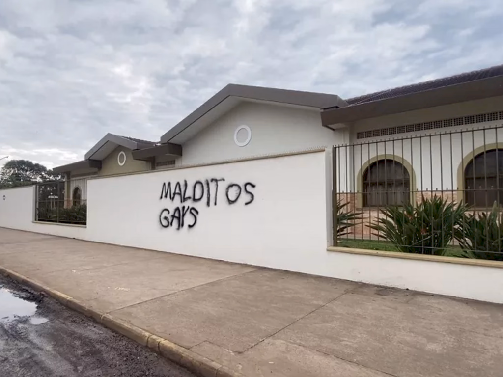 Templo é alvo de pichações homofóbicas