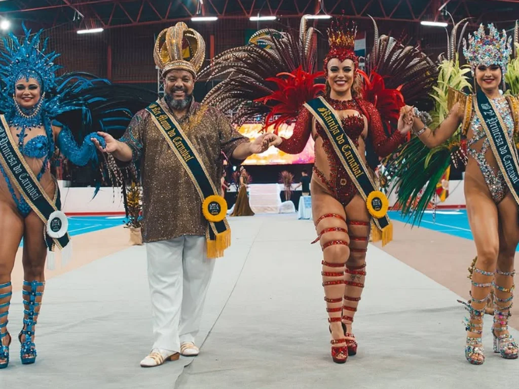 Três escolas de samba desfilam como convidadas