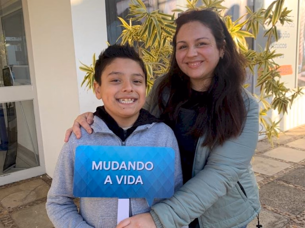 Mãe aprende Libras para melhorar comunicação com filho surdo