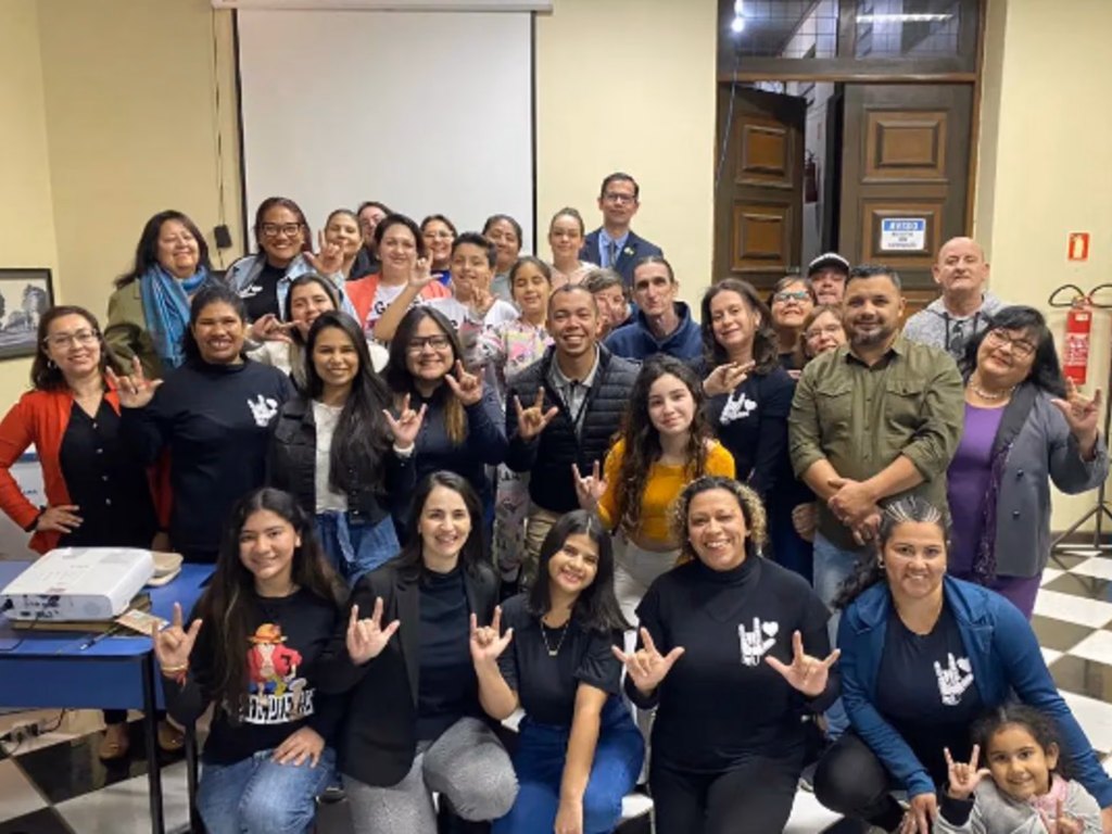 Biblioteca sedia seminário para comunidade surda