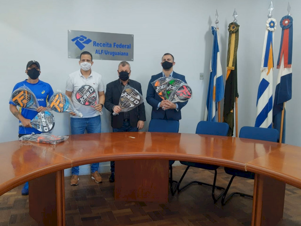 Receita Federal doa raquetes para Secretaria de Esportes