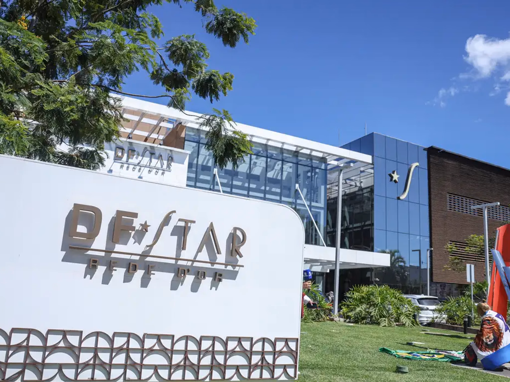 Bolsonaro recebe alta hospitalar e volta a cumprir pena na PF