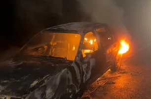 Veículo pega fogo às margens da BR-472