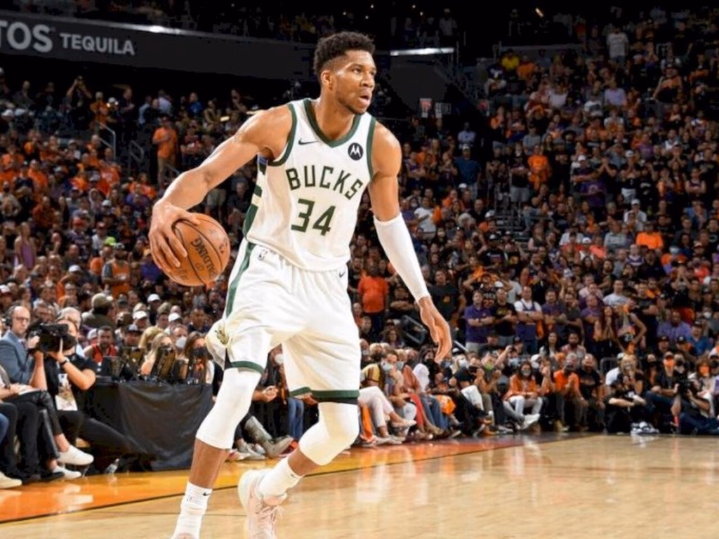 Bucks vencem Suns fora, viram a série e ficam perto do título da NBA