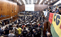 Deputado procurador judicializa a política para garantir aumento salarial