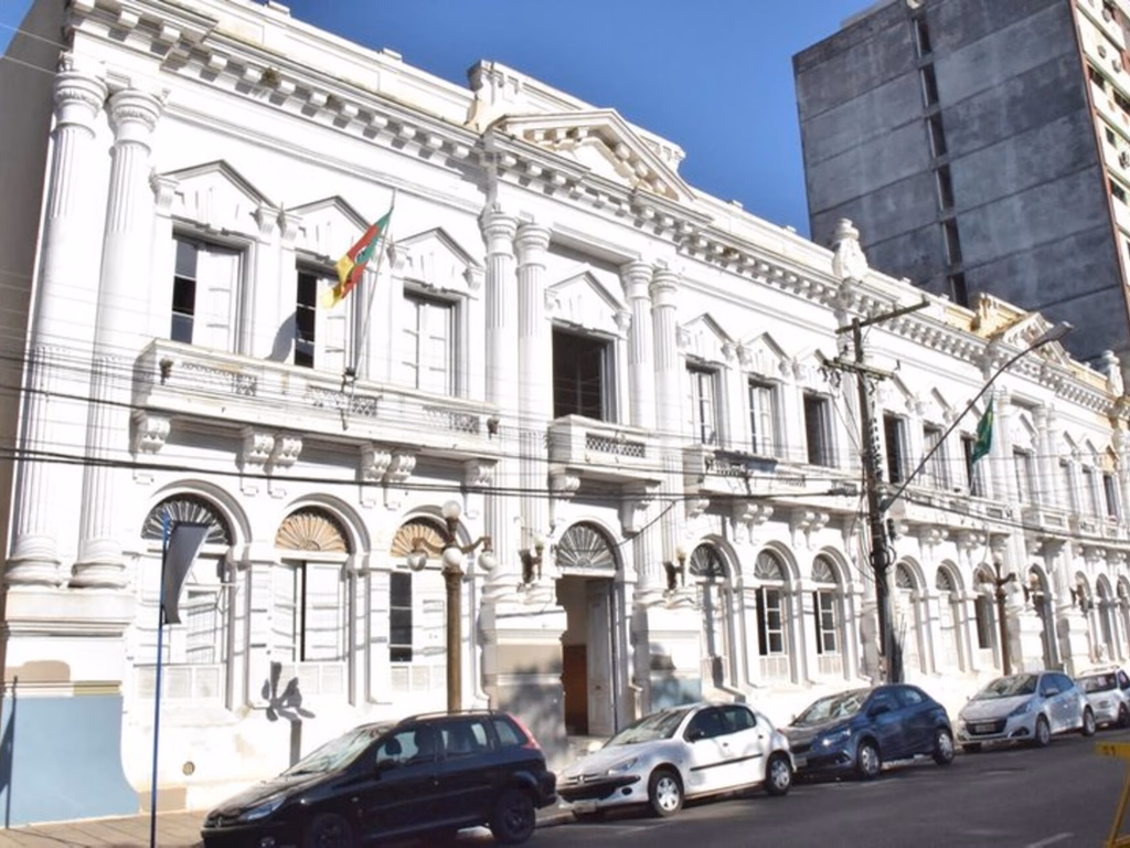 Prefeitura volta a trabalhar em dois turnos