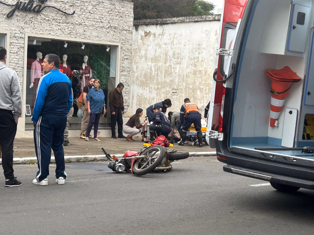 Motociclista morre após colisão no centro