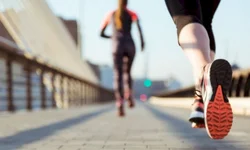 Austin Butler aparece como Rei do Rock em pôsteres deslumbrantes