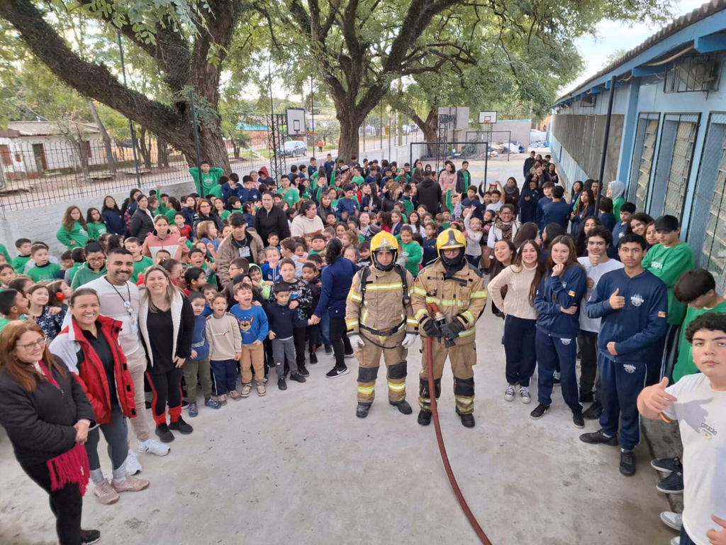 Simulados de incêndio preparam alunos e servidores para emergências