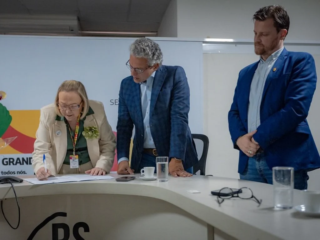 Estado firma contrato com a Apae Uruguaiana para abertura de centro do TEAcolhe