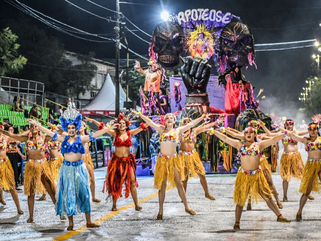 Escolas de samba realizam ensaios e festas neste fim de semana 