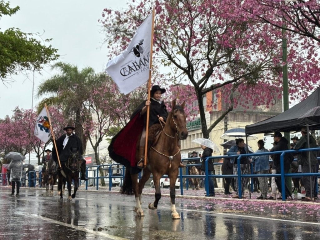 Uruguaiana celebra o 20 de Setembro com desfile abaixo de chuva