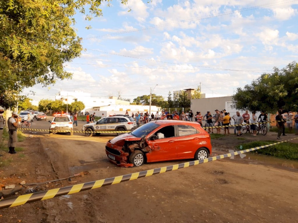 Homem é morto a tiros dentro do carro na rua Prado Lima