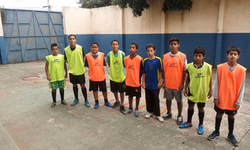 Projeto que oferece aulas gratuitas de futsal para crianças ainda tem vagas
